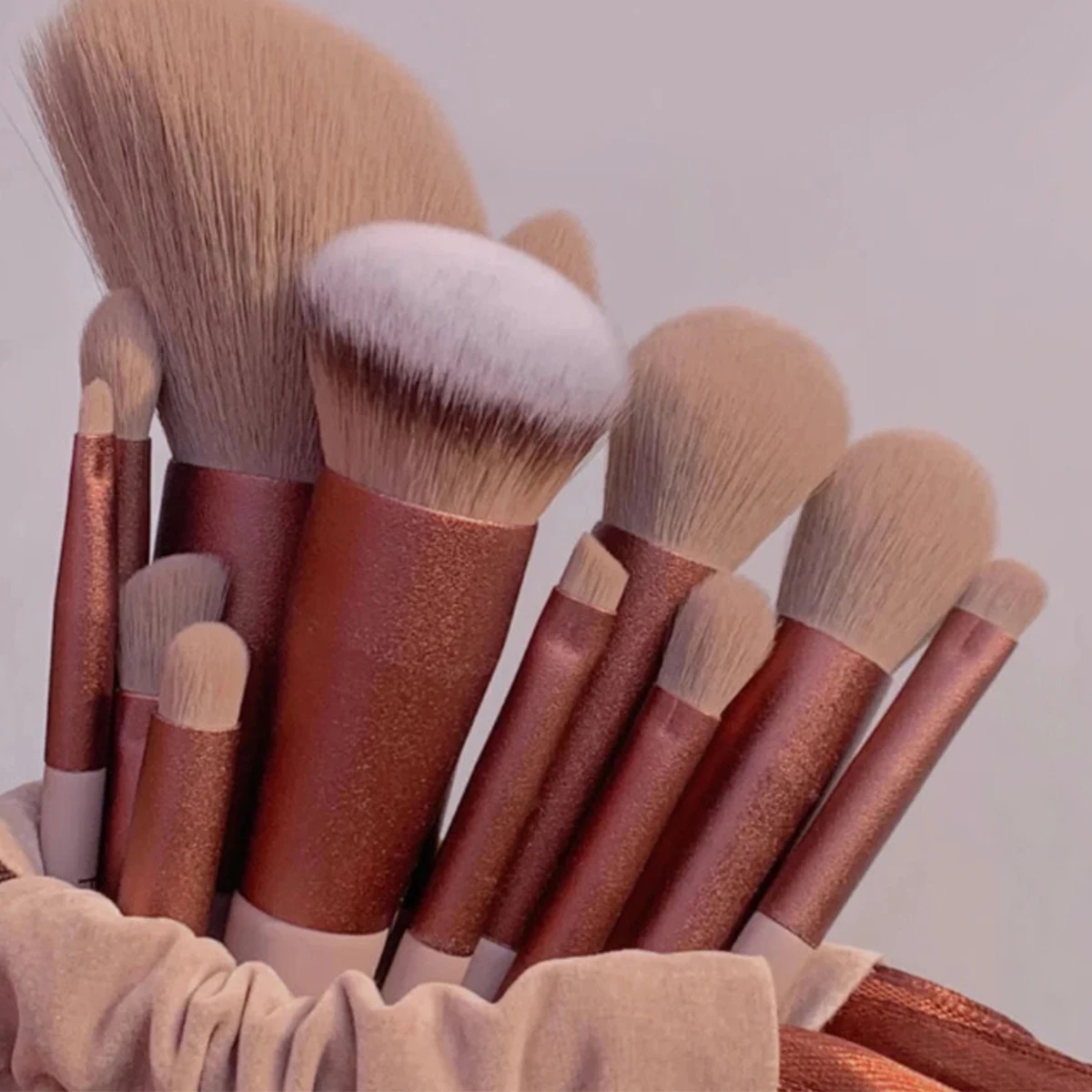 Set di pennelli per trucco 13 pezzi Pennelli per trucco per fondotinta Set di pennelli per ombretti Set completo di pennelli per trucco Borsa per imballaggio morbido