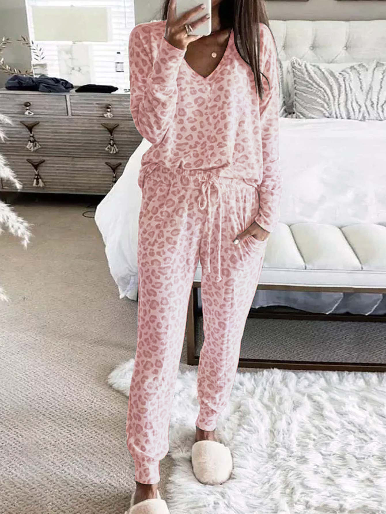 Novo outono e inverno com decote em V estampado top de manga comprida, calças compridas para uso doméstico, conjunto de pijama solto com estampa de leopardo.