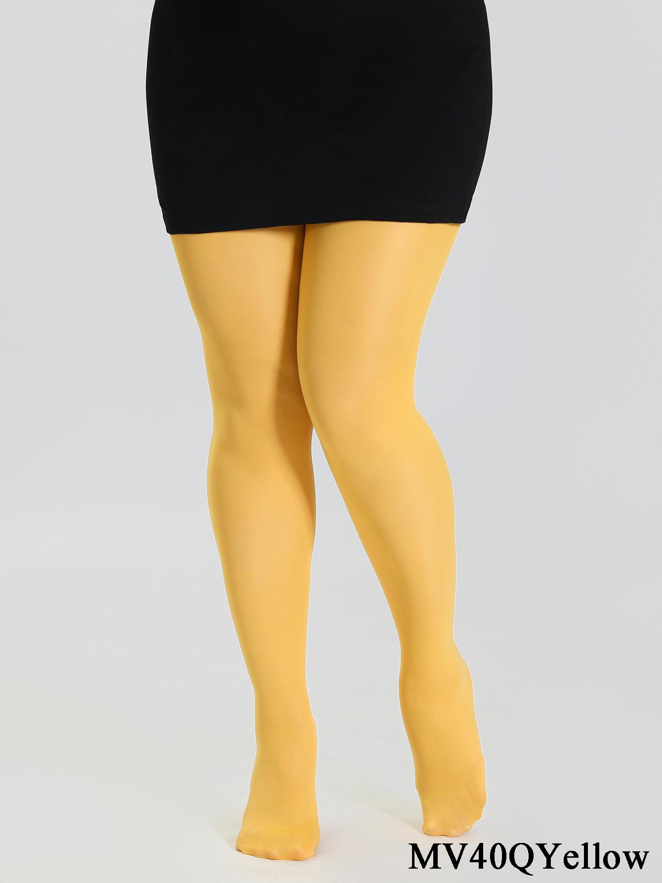 Um par de meias pretas femininas plus size moda plus size meia-calça