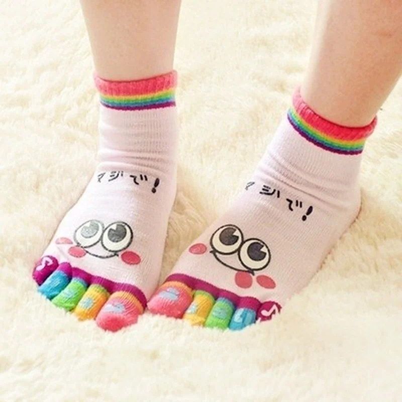 Niedliche lässige Fünf-Zehen-Crew-Finger-Show-lustige kurze Cartoon-Smoky-Bär-Socken aus Baumwolle