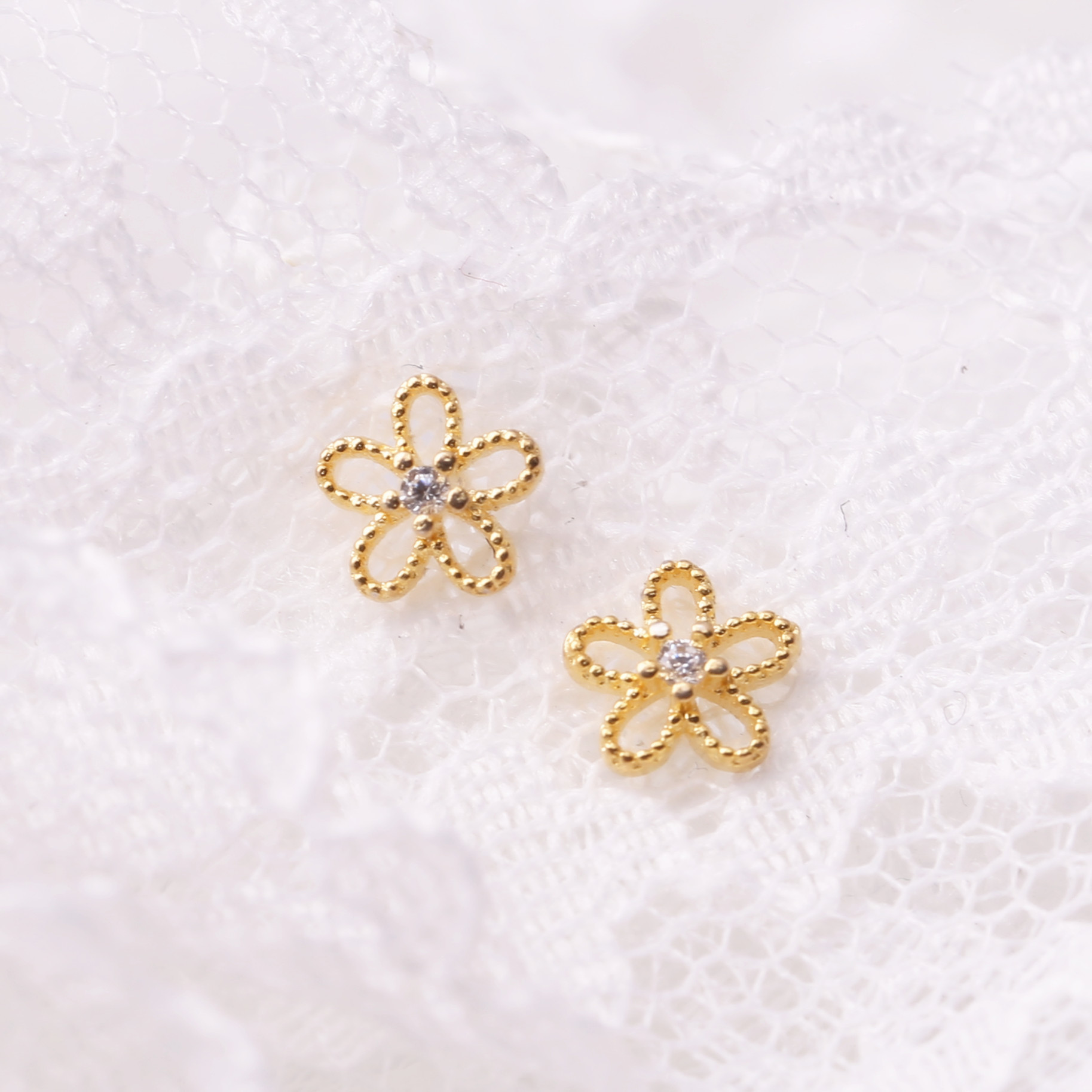 IFYOUOO 2Pcs Fashionable and Minimalist Gold Series Multiple Shape Stud Earrings Flower Star Butterfly Eyes Elegant Jewelry