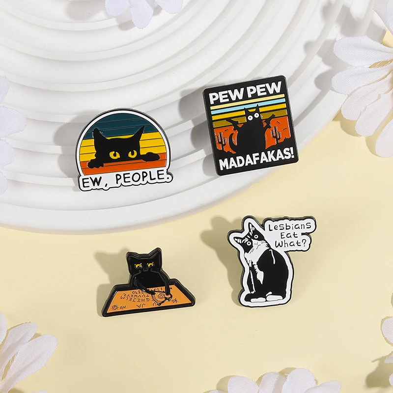 31 ประเภทการ์ตูน Punk สีดํา Peeping Cat เข็มกลัดเคลือบ Pins แมวน่ารักอ่านหนังสือเข็มกลัดกระเป๋า Lapel Badge เครื่องประดับของขวัญเพื่อน