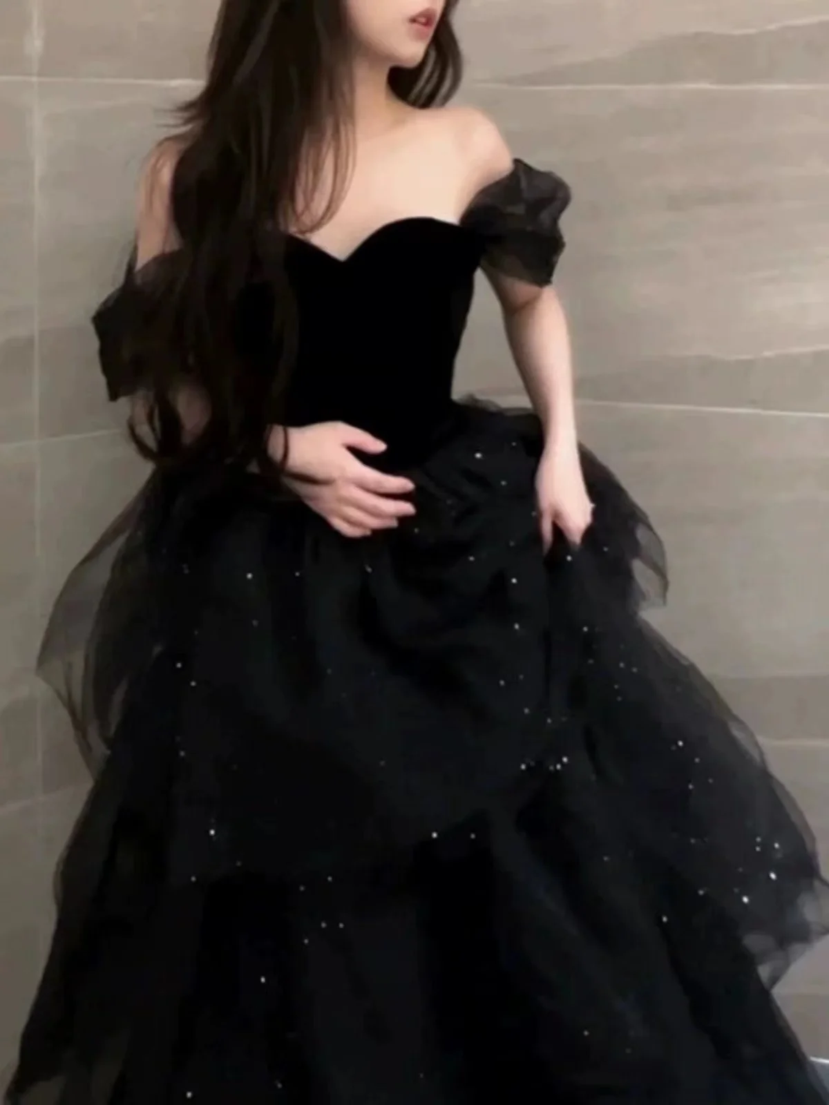 エレガントな黒のイブニングドレスふわふわスカート付き女性ホステス成人式芸術試験宴会プリンセススタイルワンショルダーロングドレス