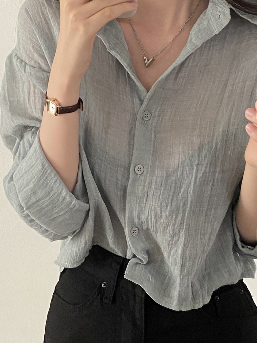 Csa Fena Vintage Chique de Manga Longa com Caimento Solto, Gola Psada, Proteção Solar, Corte Reto, Cor Pura e Botões