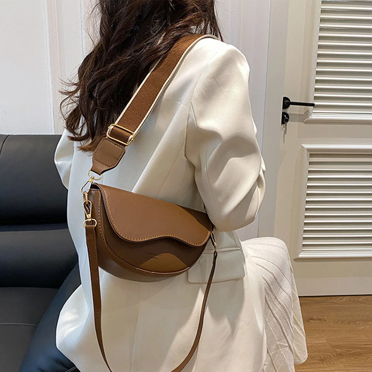 Damska torebka crossbody w stylu minimalistycznym, modna torebka pod pachę, trendy torebka na ramię dla kobiet.