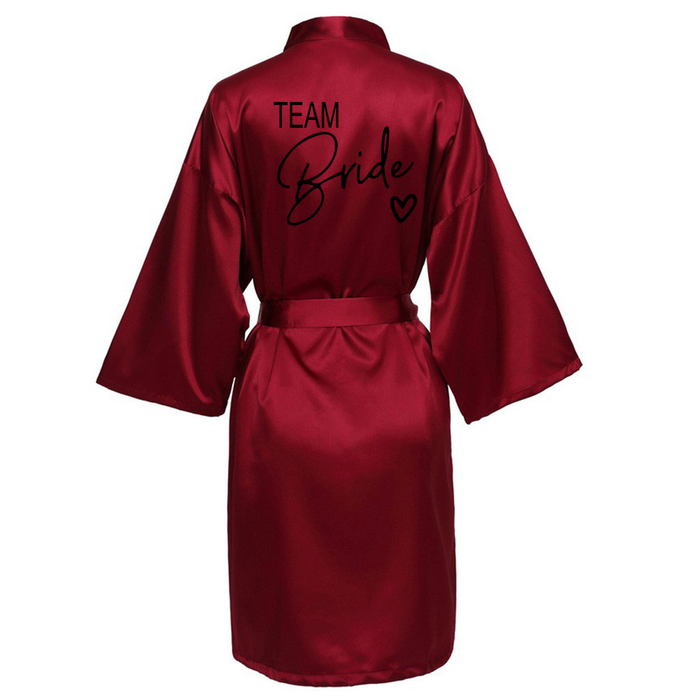 Hochzeit Party Team Braut Robe mit schwarzen Buchstaben Kimono Satin Pyjamas Brautjungfer Bademantel SP003
