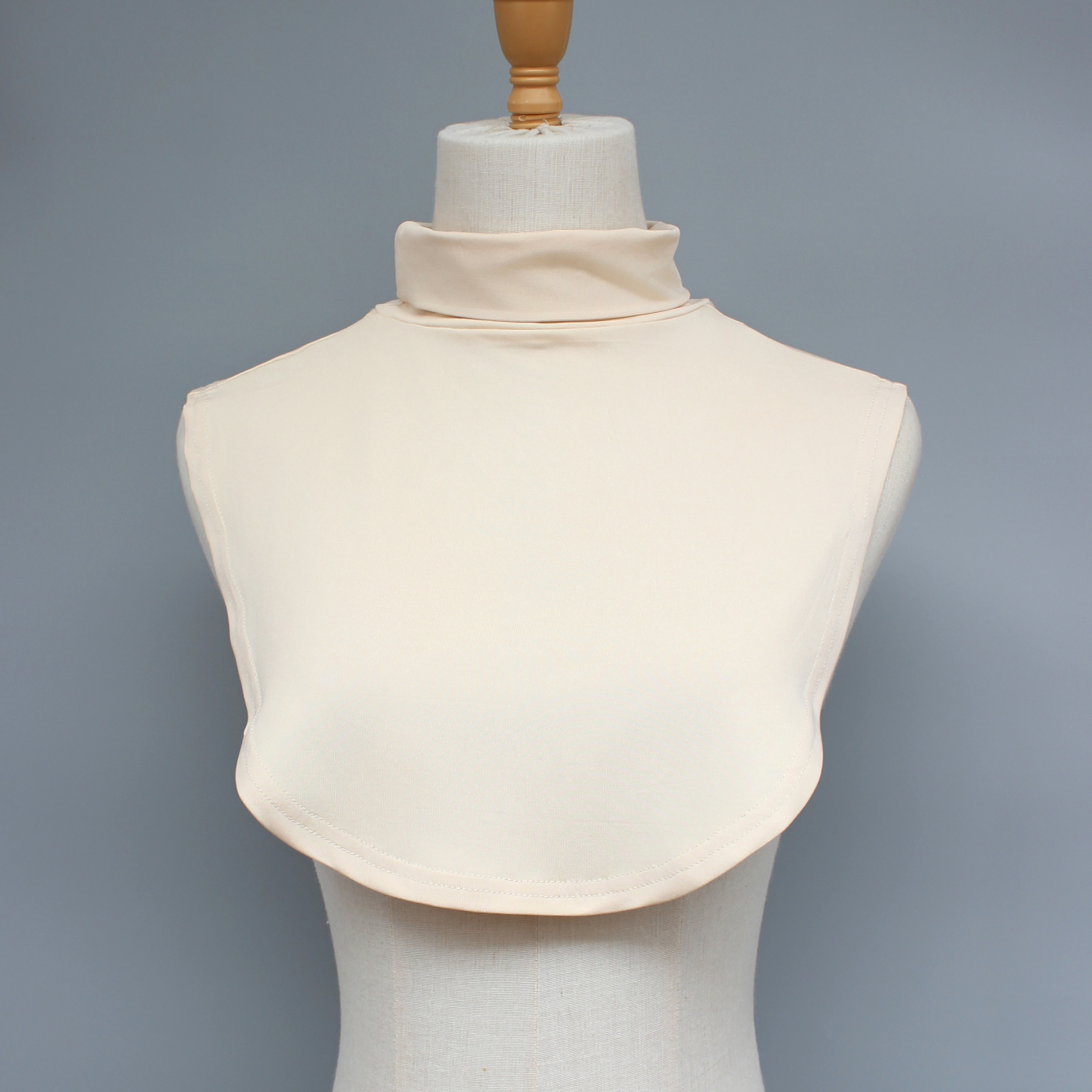 Valse kraag met hoge hals. Opstaande kraag. Opvouwbaar. Comfortabel en zacht. Huidvriendelijk materiaal. Voor vrouwelijke decoratie in de herfst