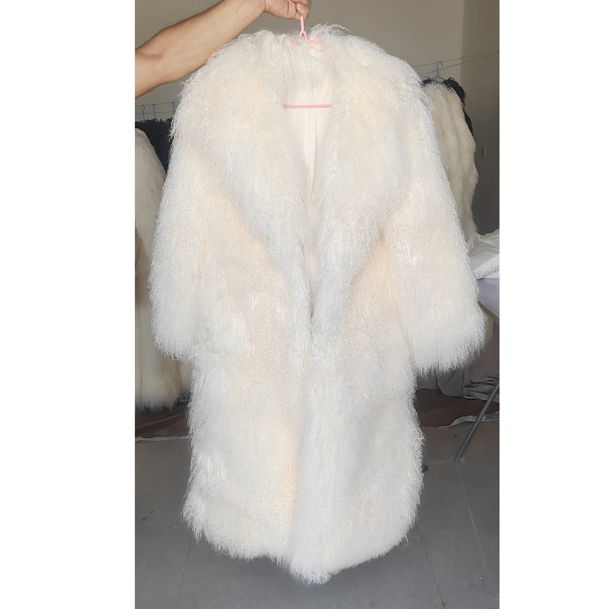 2025 neue frauen Echte Mongolei Schafe Pelzmantel Extra-lange 125-130 cm Dicke Warme Flauschigen Lange Haare mode Winter Pelz Mäntel
