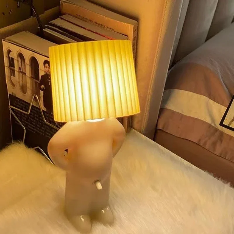 Lámpara de mesa creativa Claeted Naughty Boy, iluminación de lectura con pliegues LED únicos, luz de noche junto a la cama para dormitorio, lámpara de regalo para niños