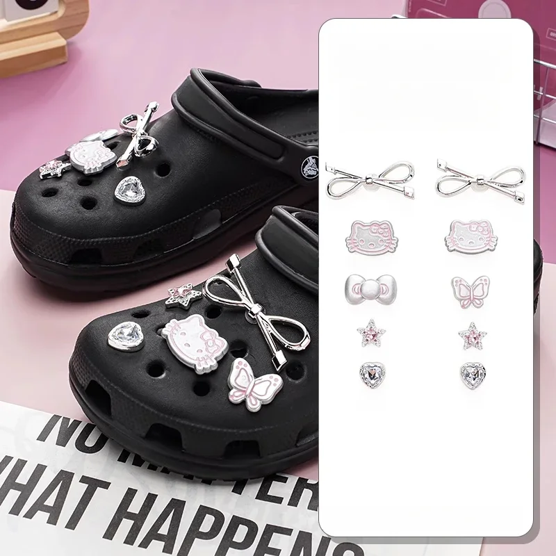 MINISO Hello Kitty รองเท้า Charms ชุดเงิน Katie KT แมวผู้หญิงรองเท้าแตะอุปกรณ์เสริมรองเท้ารองเท้าแตะ & Clogs ตกแต่ง