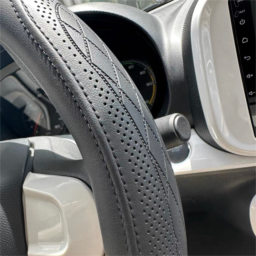 Wytłoczony pokrowiec na kierownicę samochodu ze skóry PU, antypoślizgowy, oddychający, uniwersalny 15 cali (ok. 38cm)