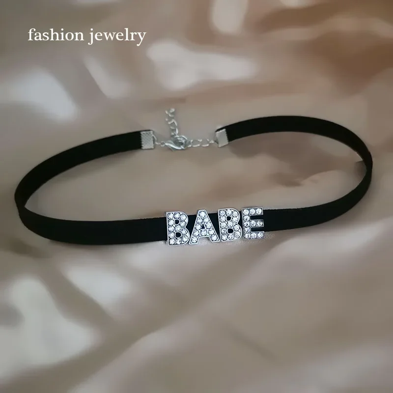 แฟชั่นRhinestone Letter Daddyสร้อยคอหนังสีดําChokerเซ็กซี่คอเครื่องประดับDIY Customชื่อสร้อยคอของขวัญ