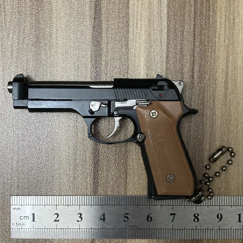 1:3 Scale Alloy M92 ปืนพกมินิปืนพวงกุญแจโลหะ M92 พวงกุญแจปืนพก Fidget ของเล่น PUBG ปืนของเล่นของขวัญ Pubg ตกแต่งของเล่น