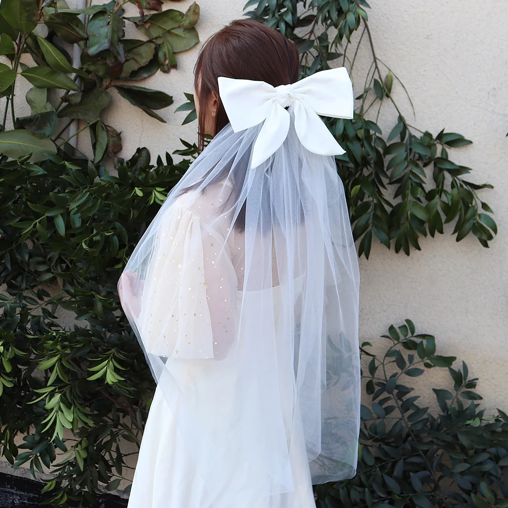 Double Layer ตาข่าย Tulle สีทึบผู้หญิงสั้นผ้าคลุมหน้างานแต่งงานพร้อมคลิปริบบิ้นขอบกลาง Cascade เจ้าสาว Headpiece Party