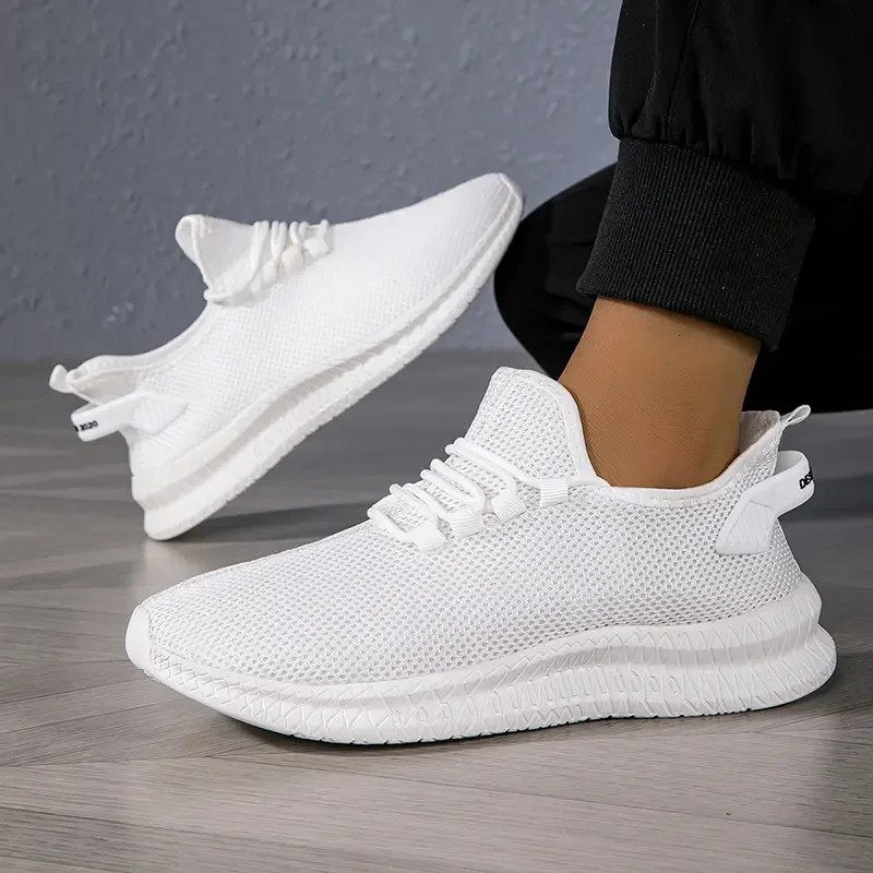 Sepatu kets untuk pria, sepatu Sneakers musim panas baru, sepatu joging sol lembut, sepatu vulkanisir bersirkulasi untuk pria