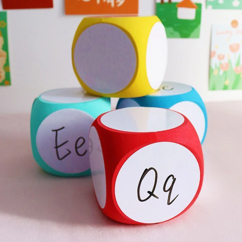 Un dados VA dados borrables EVA presentados al azar dos bolígrafos de pizarra de color aleatorio, adecuados para la enseñanza de padres e hijos, bu