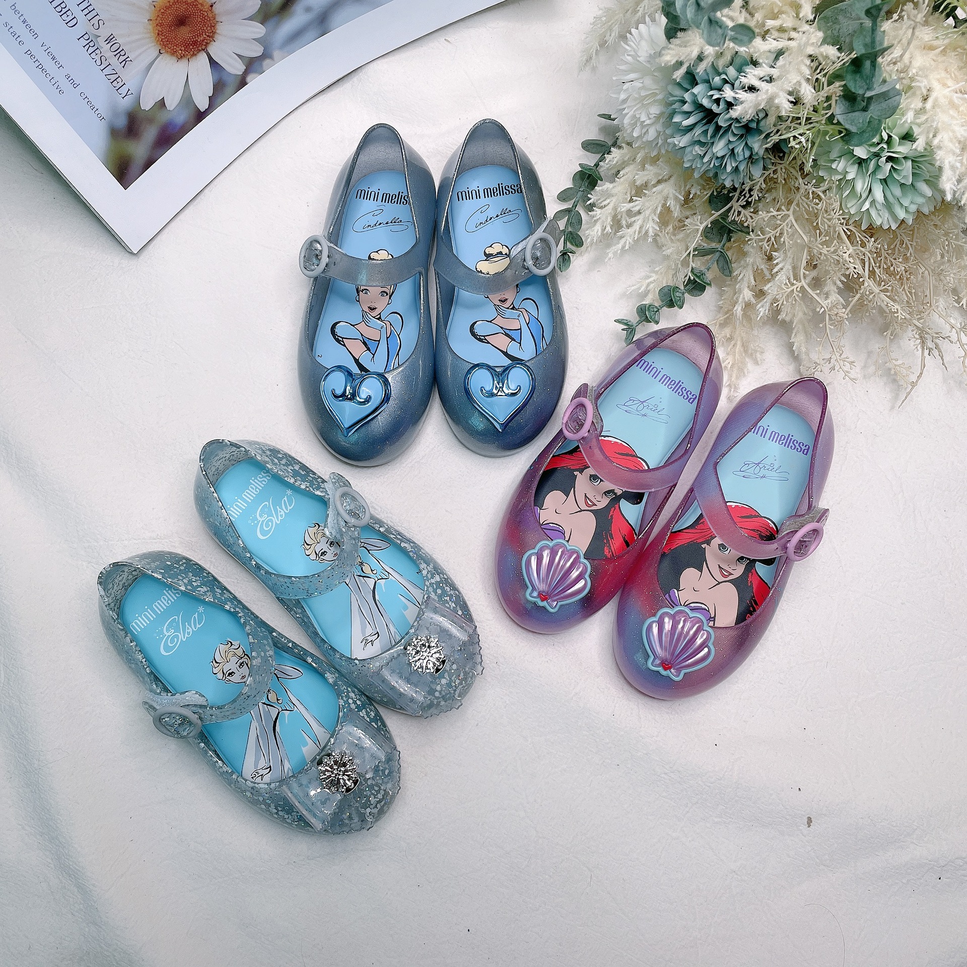 2024 Wiosna i jesień Nowe dziecięce buty Baotou Ice And Snow Bow Mermaid Snow White Princess Shoes Buty plażowe na rzepy