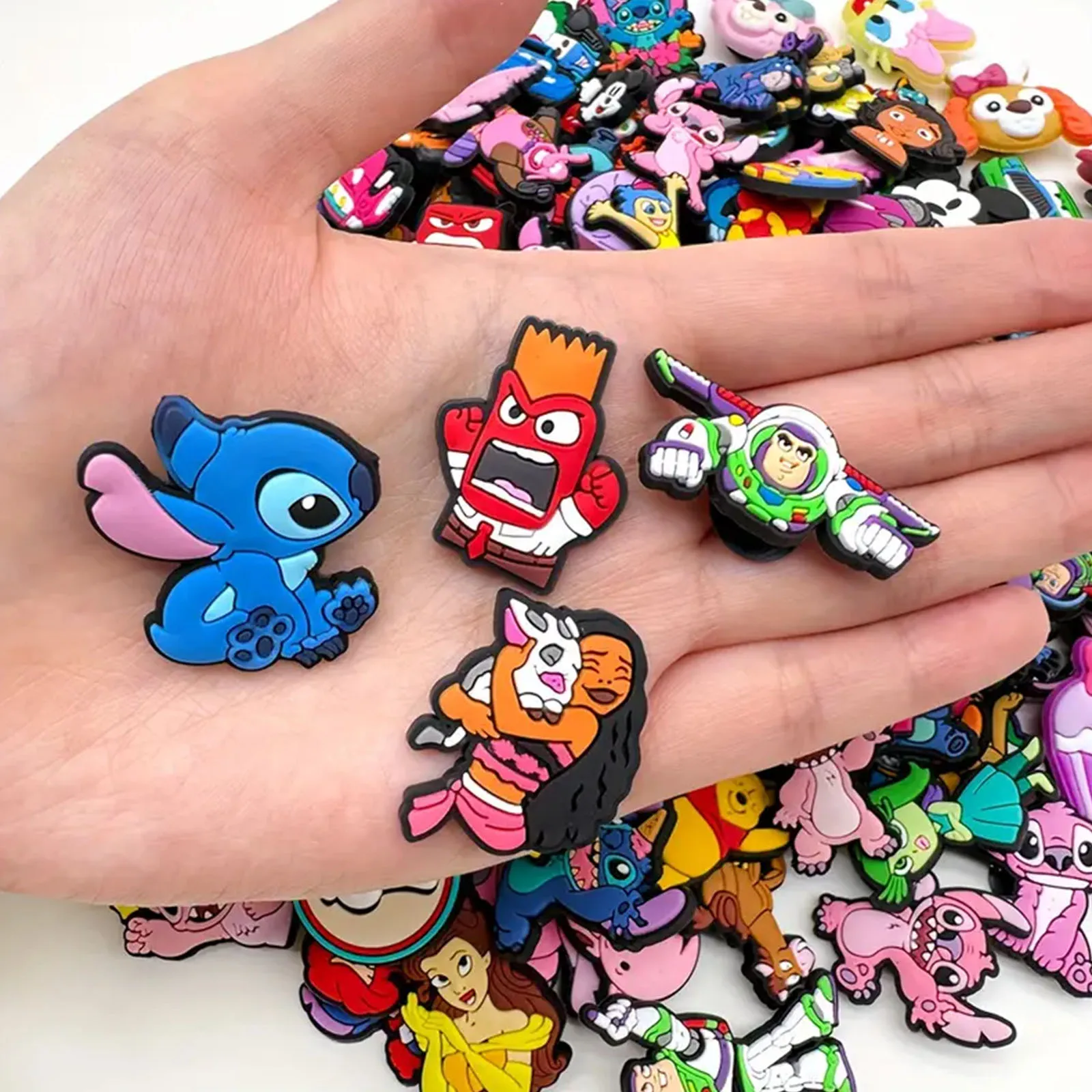 10-100 Uds. Amuletos de zapatos de la serie MINISO Disney aleatorios para llavero, sandalias, bolsos de playa, accesorios de decoración de zapatos DIY, alfileres para zapatos