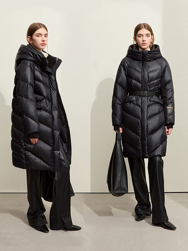 Женский пуховик с капюшоном и поясом, с надписью