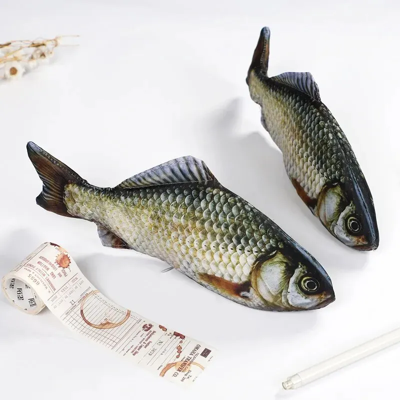 1pc presente criativo e peculiar simulado peixe caneta saco simulado crucian carpa papelaria saco