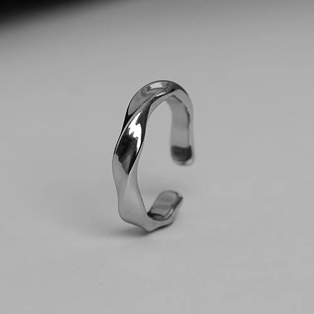 Un piccolo anello di nicchia e di fascia alta di Instagram in uno stile minimalista, dai toni freddi e di alta moda sia per uomini che per donne.