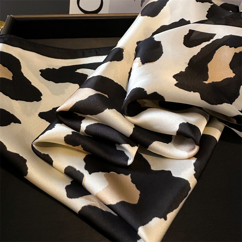 2024 novo lenço quadrado com estampa de leopardo feminino imitação de seda cachecol casual versátil decoração pequeno pescoço cachecol 70cm x 70cm