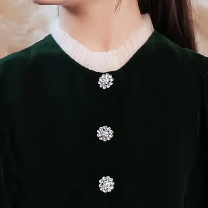 It's Yiiya Maßgeschneiderte Blumenmädchenkleider, bescheidenes schwarzes Flanell, hoher Kragen, 3/4-Ärmel, Knopfleiste, A-Linie, bodenlanges Kommunionkleid