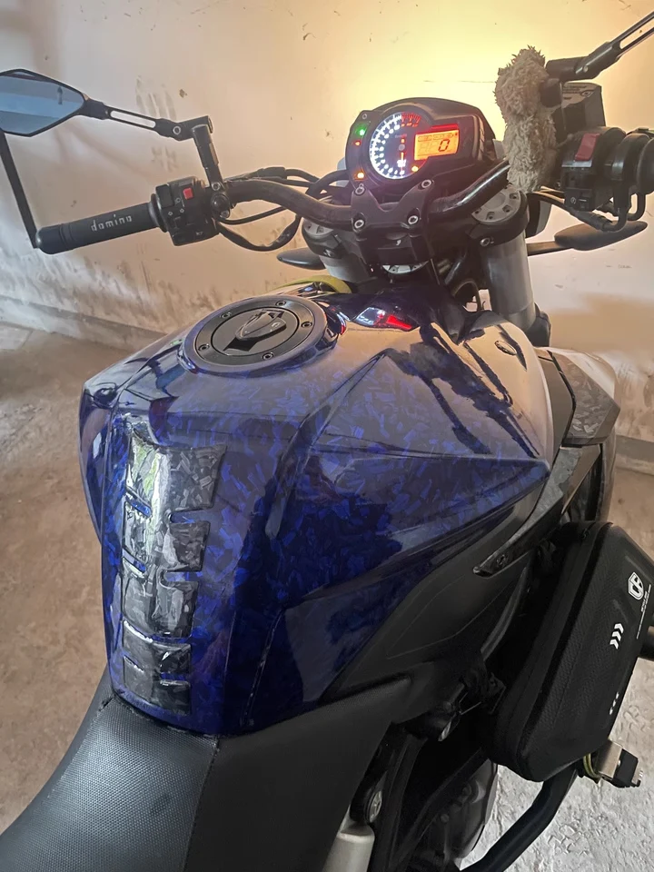 Adesivo de carro autoadesivo de fibra de carbono forjado a laser brilhante à prova d'água para estilo automotivo filme de decoração interior