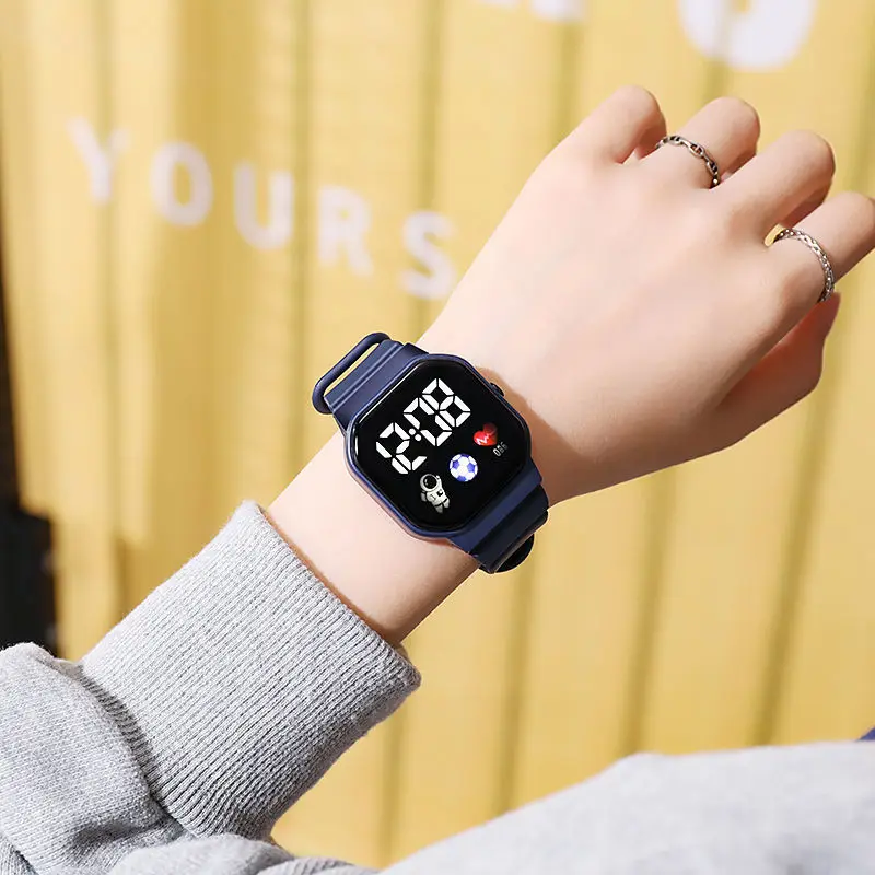 นักบินอวกาศ LED นาฬิกาเด็กกีฬานาฬิกาดิจิตอล Spaceman สายรัดซิลิโคนนาฬิกาข้อมืออิเล็กทรอนิกส์สําหรับคู่ของขวัญนาฬิกาสําหรับเด็ก