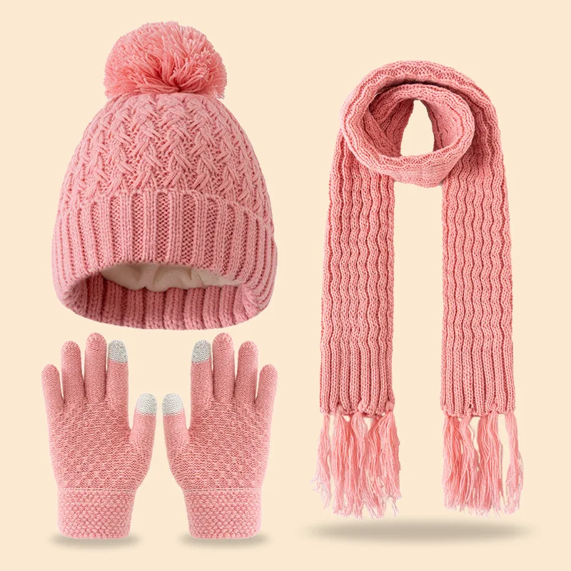 Winter children aged 3 to 12, this Arctic velvet hat and scarf with a heart pattern are cute, versatile and suitable for daily w
