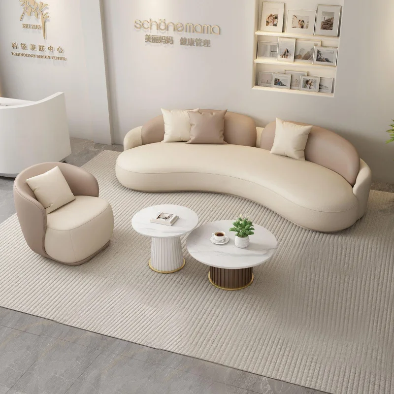 Divano dell'hotel, divano artistico in pelle curva di lusso leggero, pelle antigraffio per gatti, set di riposo per salone di bellezza, combinazione di divani e tavolini da caffè
