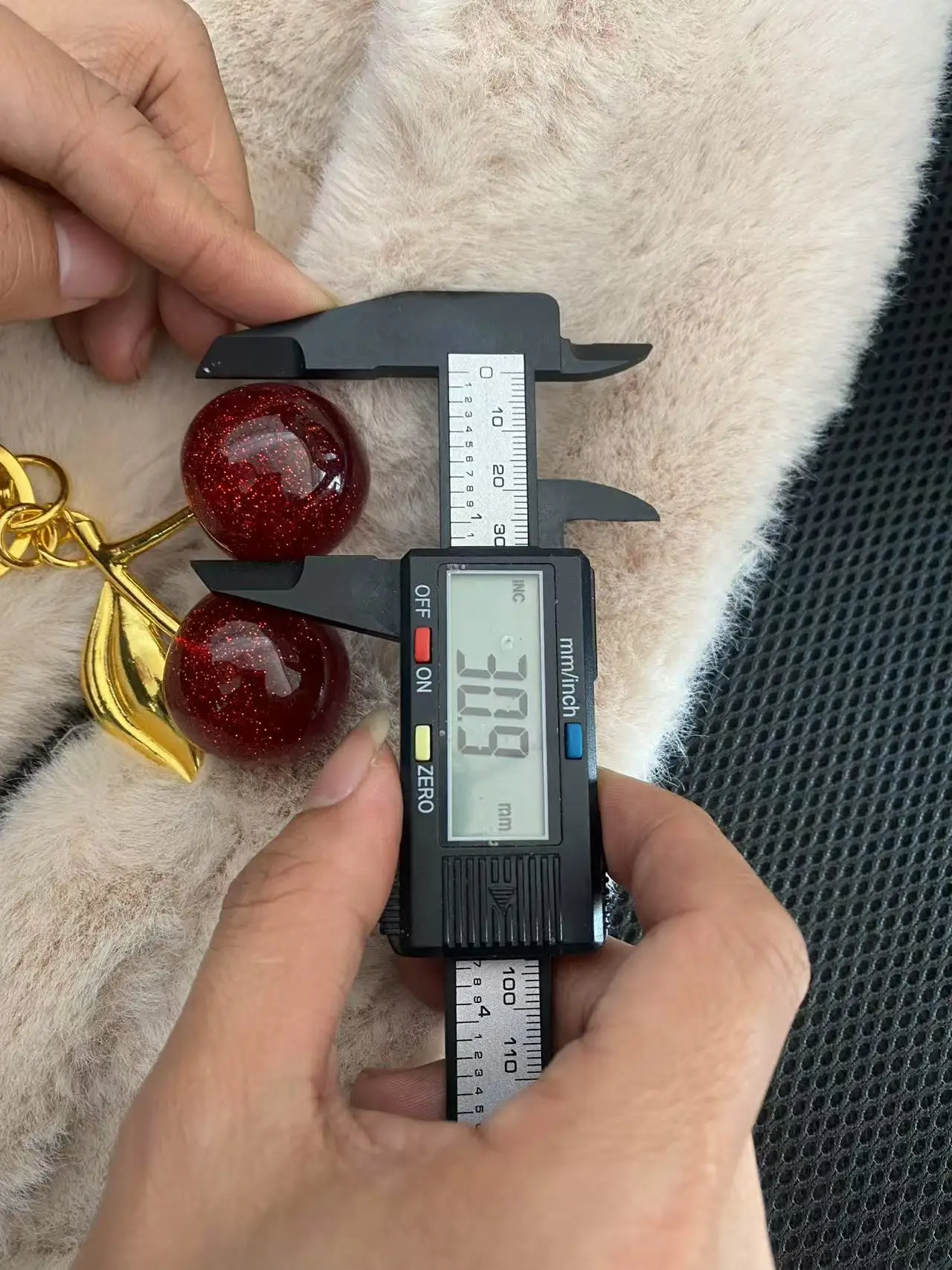 LLavero de cereza roja deliciosa a la moda, llavero con colgante de cerezas y frutas de verano para mujeres y hombres, joyería, bolsa, accesorios de regalo