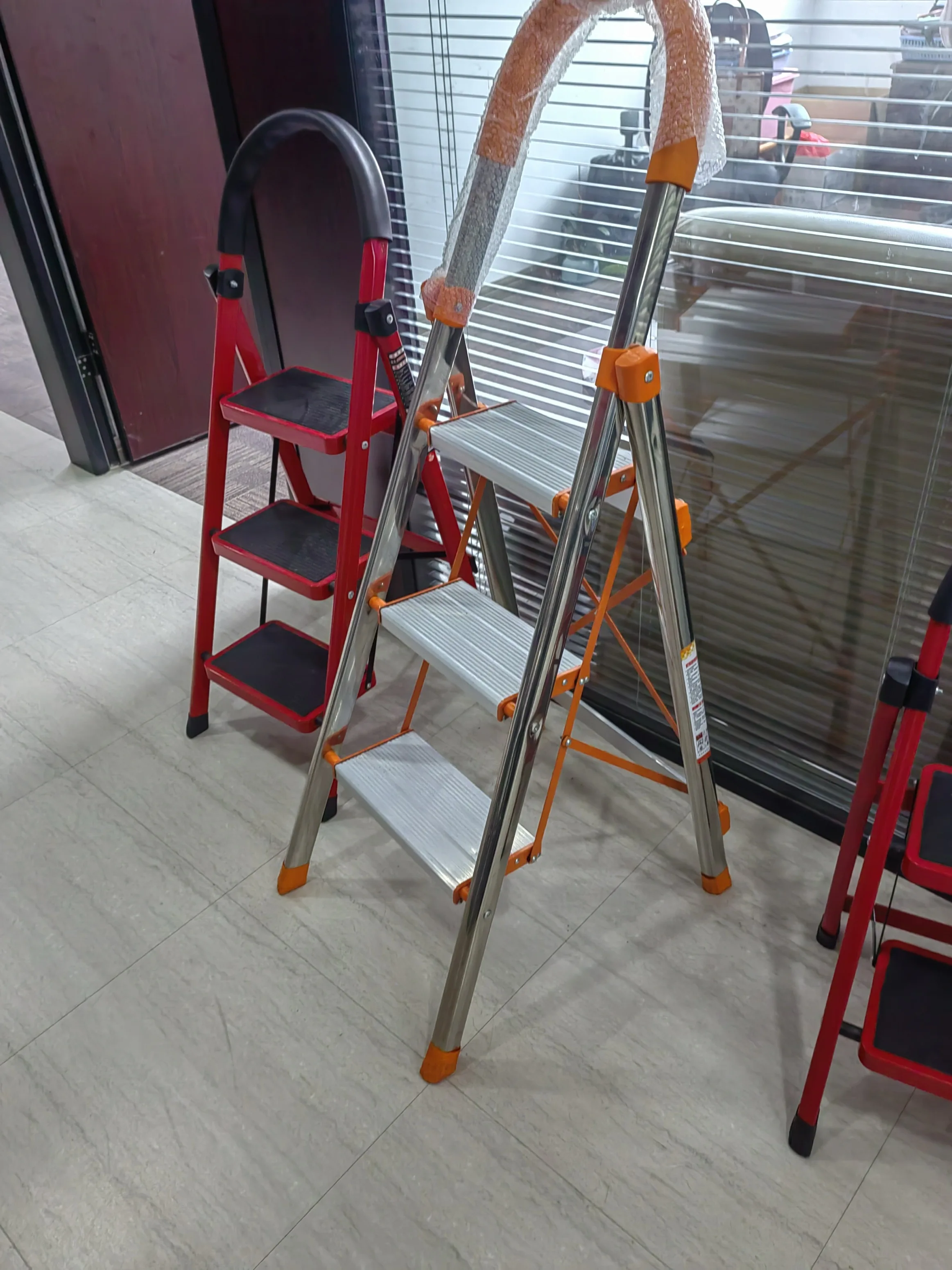 Vendita calda Scala in alluminio 5 gradini Scala portatile pieghevole a spina di pesce Scala antiscivolo Scala per interni domestici Accessori hardware per camper marino