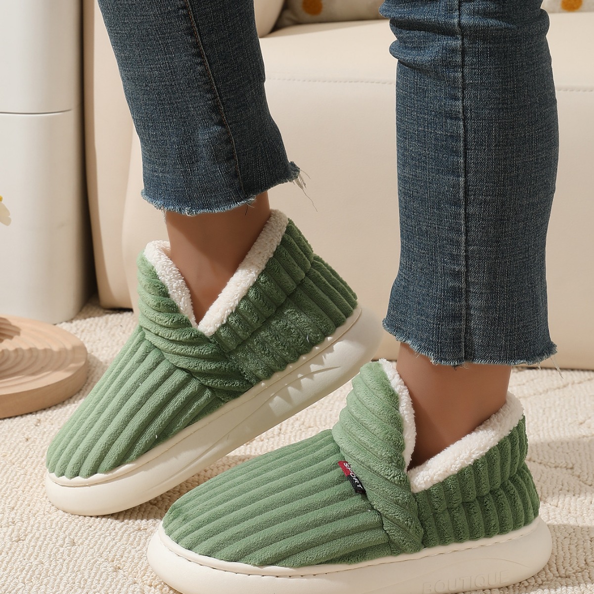 Nuevos zapatos cortos cálidos de algodón de felpa, zapatos de invierno de algodón para mujer, zapatos antideslizantes de piel con plataforma para mujer, zapatos informales cómodos para casa para hombre 2025