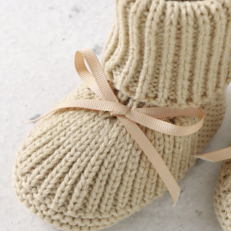 Zapatos de bebé recién nacido, botas tejidas para niñas y niños, bonitos zapatos de cama con nudo de mariposa para niños pequeños, accesorios cálidos para sombreros y guantes de 0 a 18M
