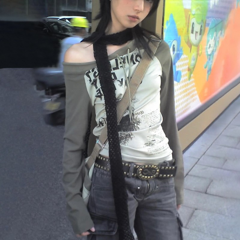 Karrram ญี่ปุ่น Y2k ปิดไหล่เสื้อยืด Grunge สุนทรียศาสตร์ Graffiti พิมพ์เสื้อแขนยาว Tee เสื้อ Vintage Harajuku Streetwear 90s