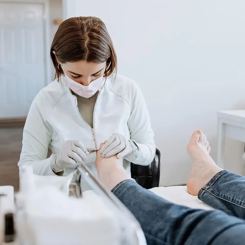 เก้าอี้ทําเล็บเท้าสําหรับ Nail Tech, เก้าอี้สปาร้านทําผมไฮดรอลิกกลับรองรับเก้าอี้หมุนปรับความสูงได้สั้น