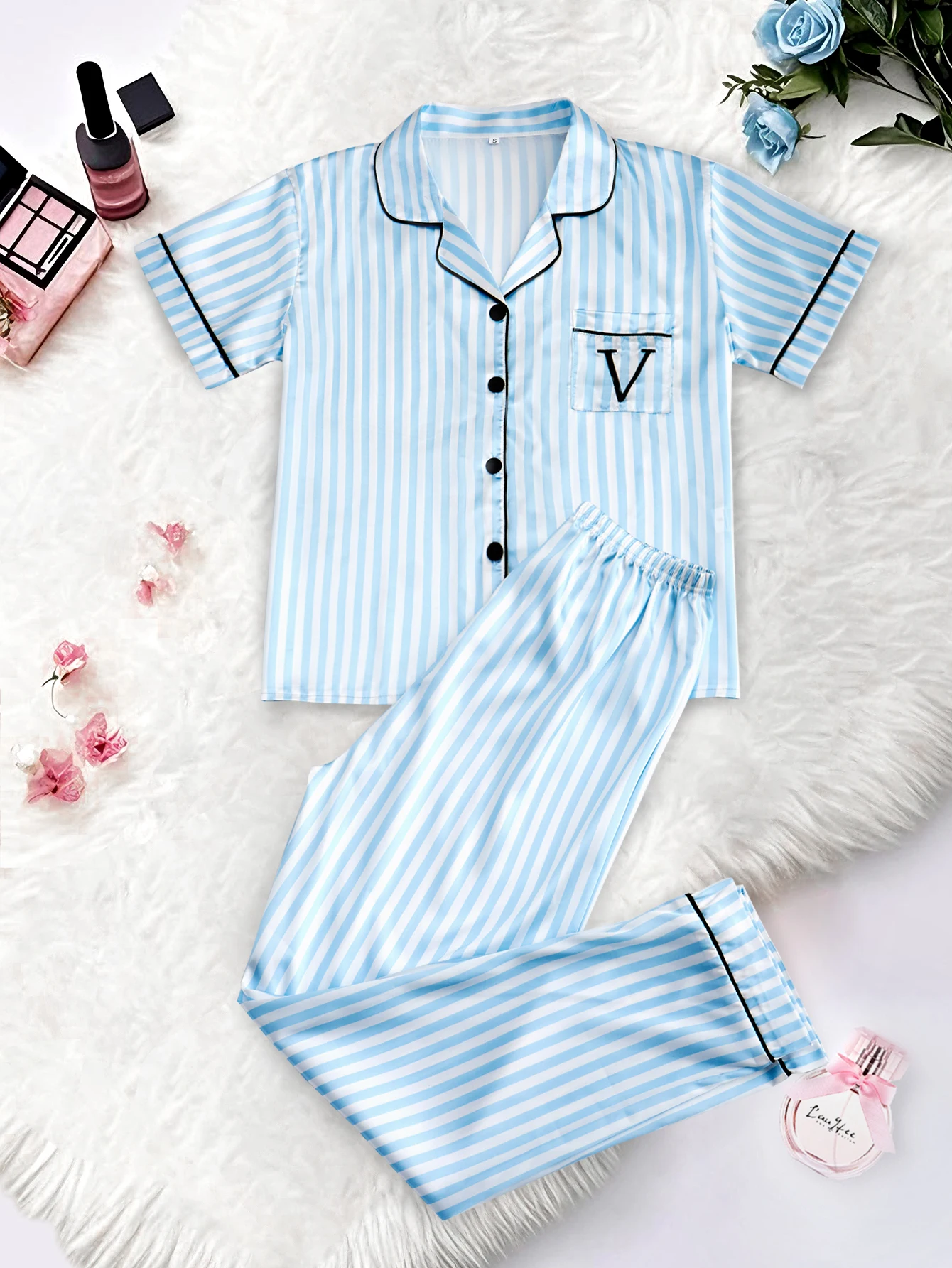 Conjunto de pijama clássico listrado com estampa de bolso e letras de manga curta e calças compridas, roupa de dormir de cetim com gola de lapela e detalhes de botão