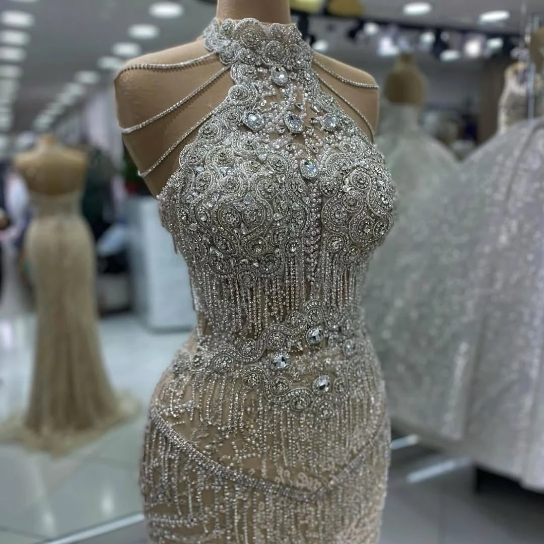 Elegantes Champagner-Neckholder-Meerjungfrau-Partykleid mit hohem Perlenkristall für den Abend, Abschlussball, Event-Kleider, formelle Promi-Kleider, individuell gestaltet