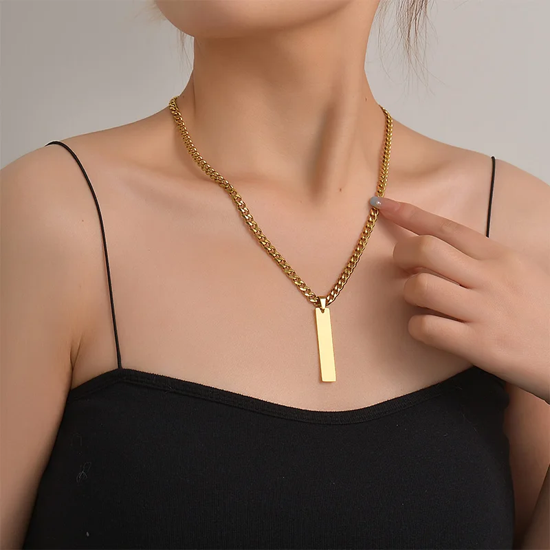 แฟชั่นสแตนเลสที่กําหนดเองแกะสลักชื่อรูปสี่เหลี่ยมผืนผ้าสร้อยคอจี้วันที่ DIY สร้อยคอเครื่องประดับของขวัญ