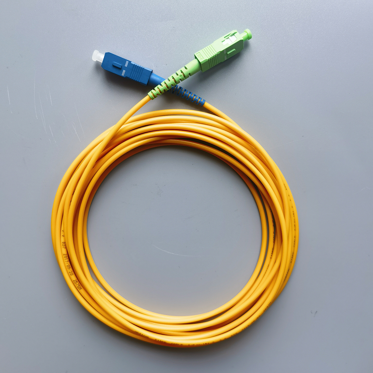 SC/APC-SC/UPC สายแพทช์ไฟเบอร์ไฟเบอร์ออปติกในร่ม FTTH 2 m/5 m/15 m สายไฟเบอร์ออปติกสําหรับอินเทอร์เน็ตสายจัมเปอร์