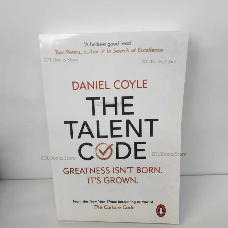 El código de talento de Daniel Coyle La granidad no está nacida, es un libro de bolsillo crecido en inglés