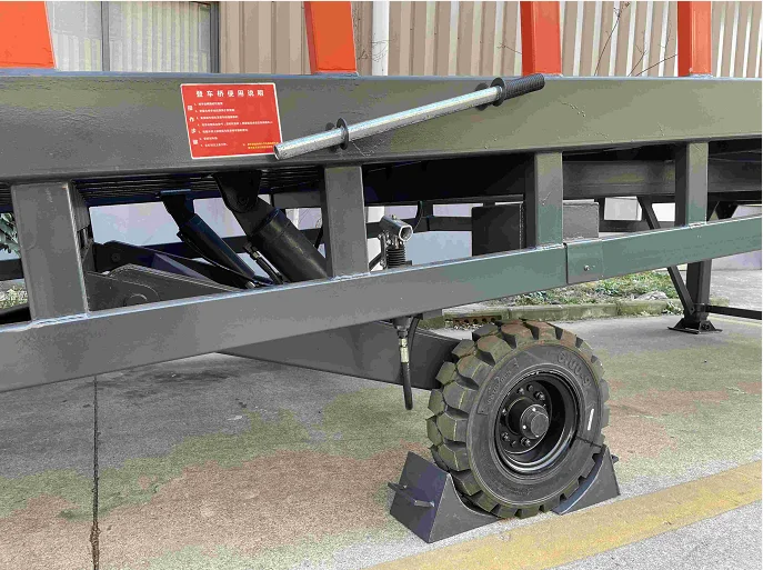 Best Selling Flatbed Mobile Yard Ramp Work Platform For Truck Trailer Hydraulic Mobile Forklift Container Loading Dock Ramp