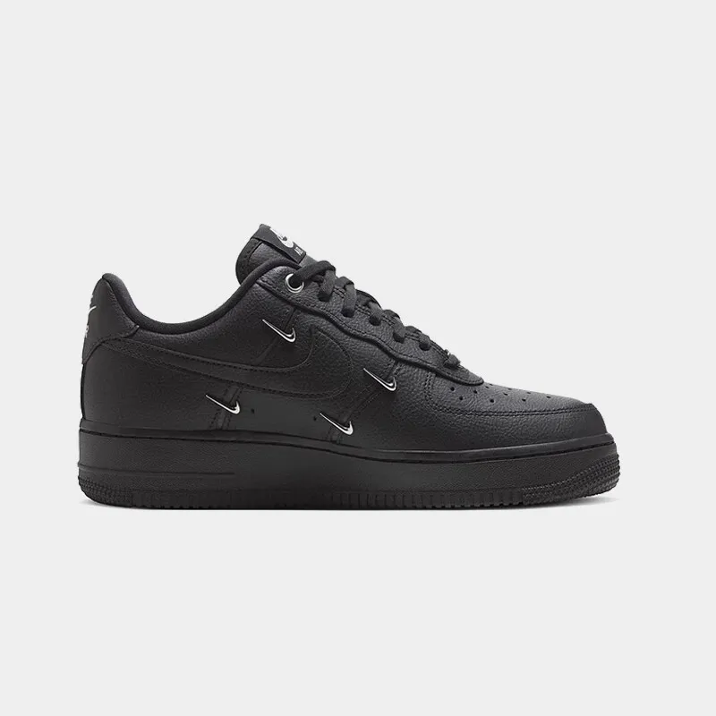 Nike Air Force 1 Low รองเท้าผ้าใบสําหรับบุรุษและสตรีรองเท้าลําลองที่สวมใส่สบายรองเท้าผ้าใบแฟชั่นอเนกประสงค์คลาสสิกสีดํา