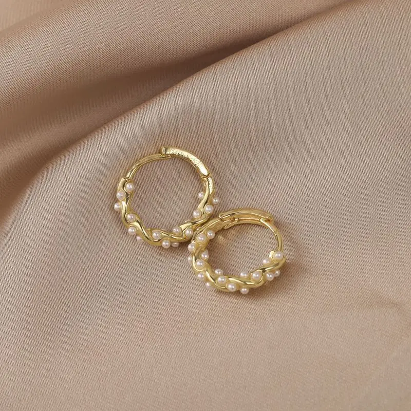 2024 coreano nuevo temperamento Simple círculo pendientes de perlas moda pequeños pendientes versátiles joyería de mujer