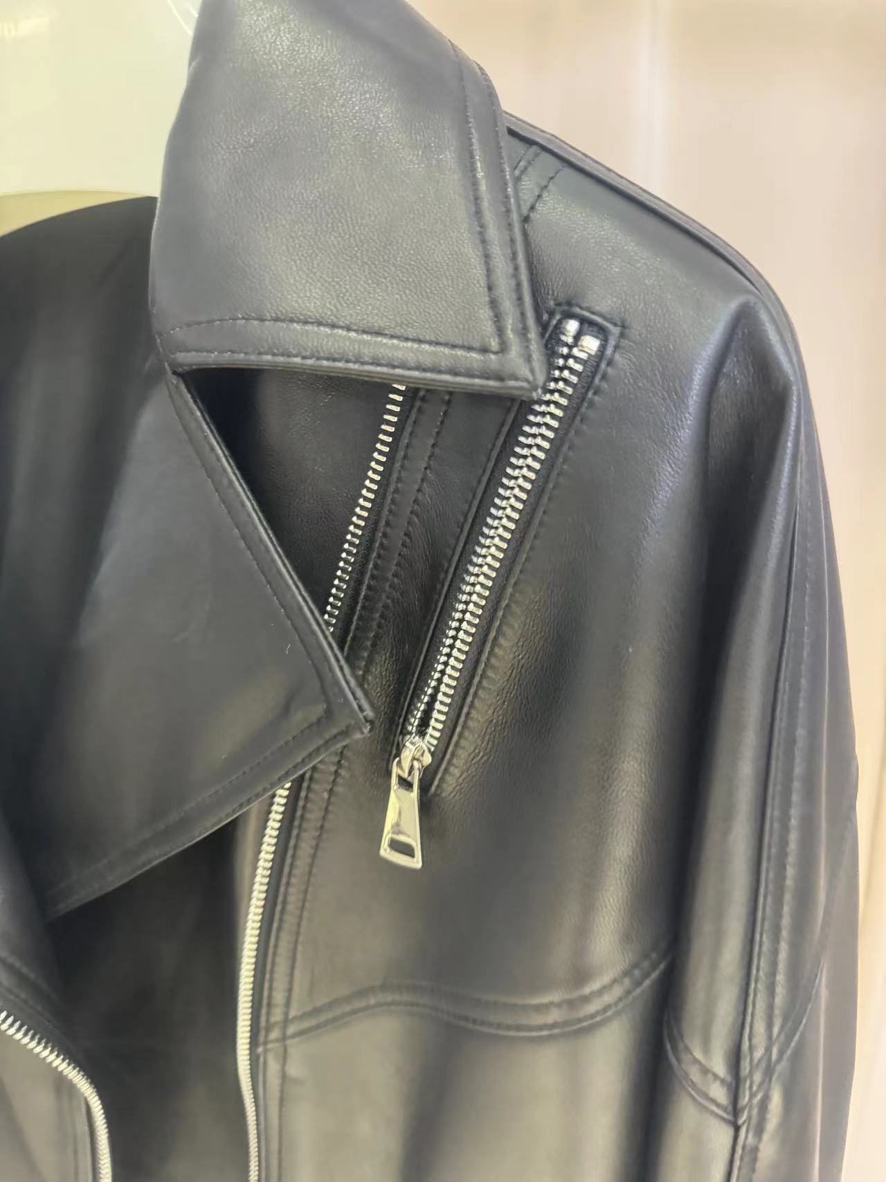 Casaco de pele de carneiro natural e real para mulheres, casacos curtos, gola preta virada para baixo, linda moda