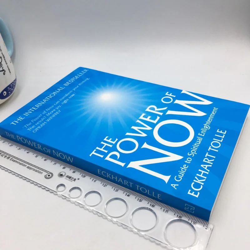 พลังของตอนนี้โดย Eckhart tolle แนวทางในการตรัสรู้ทางจิตวิญญาณหนังสือภาษาอังกฤษที่สร้างแรงบันดาลใจให้กับเยาวชนที่ประสบความสำเร็จหนังสือแรงจูงใจ