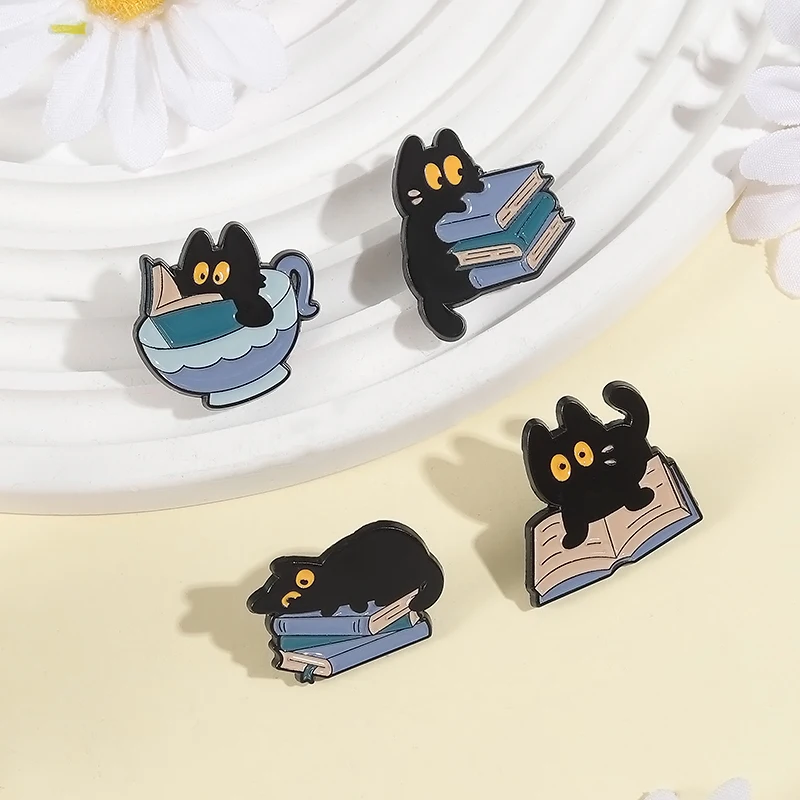 31 ประเภทการ์ตูน Punk สีดํา Peeping Cat เข็มกลัดเคลือบ Pins แมวน่ารักอ่านหนังสือเข็มกลัดกระเป๋า Lapel Badge เครื่องประดับของขวัญเพื่อน