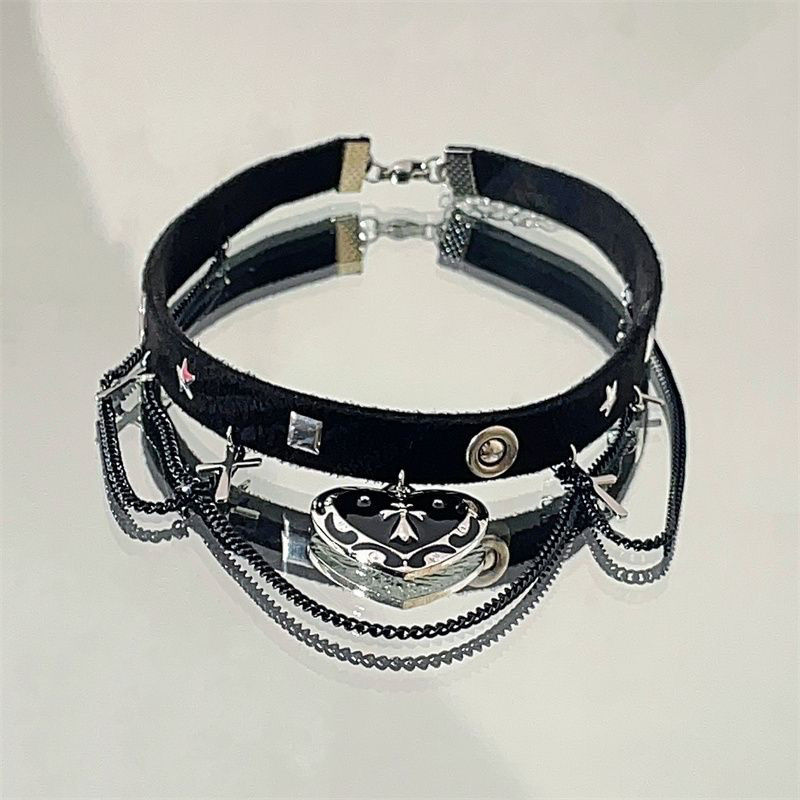 A dark punk style black heart cross design with a personalized and trendy high-end spicy girl necklace