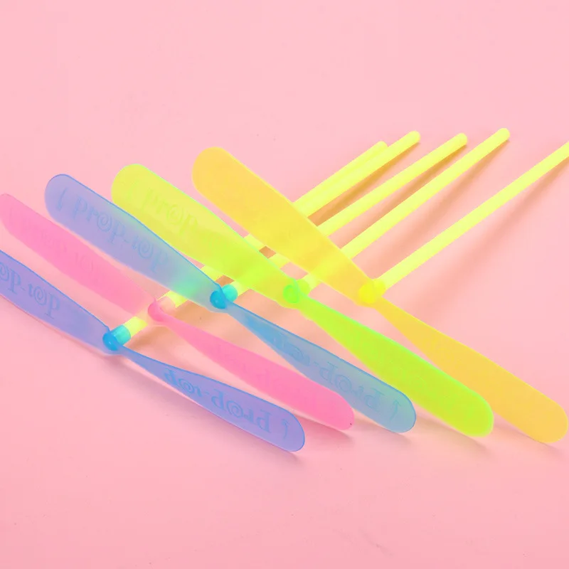 เด็กกลางแจ้งแบบดั้งเดิมคลาสสิก Nostalgic ของเล่นพลาสติกไม้ไผ่ DRAGONFLY Shape HAND-PUSH Flying ใบพัดของเล่นเด็กของขวัญ